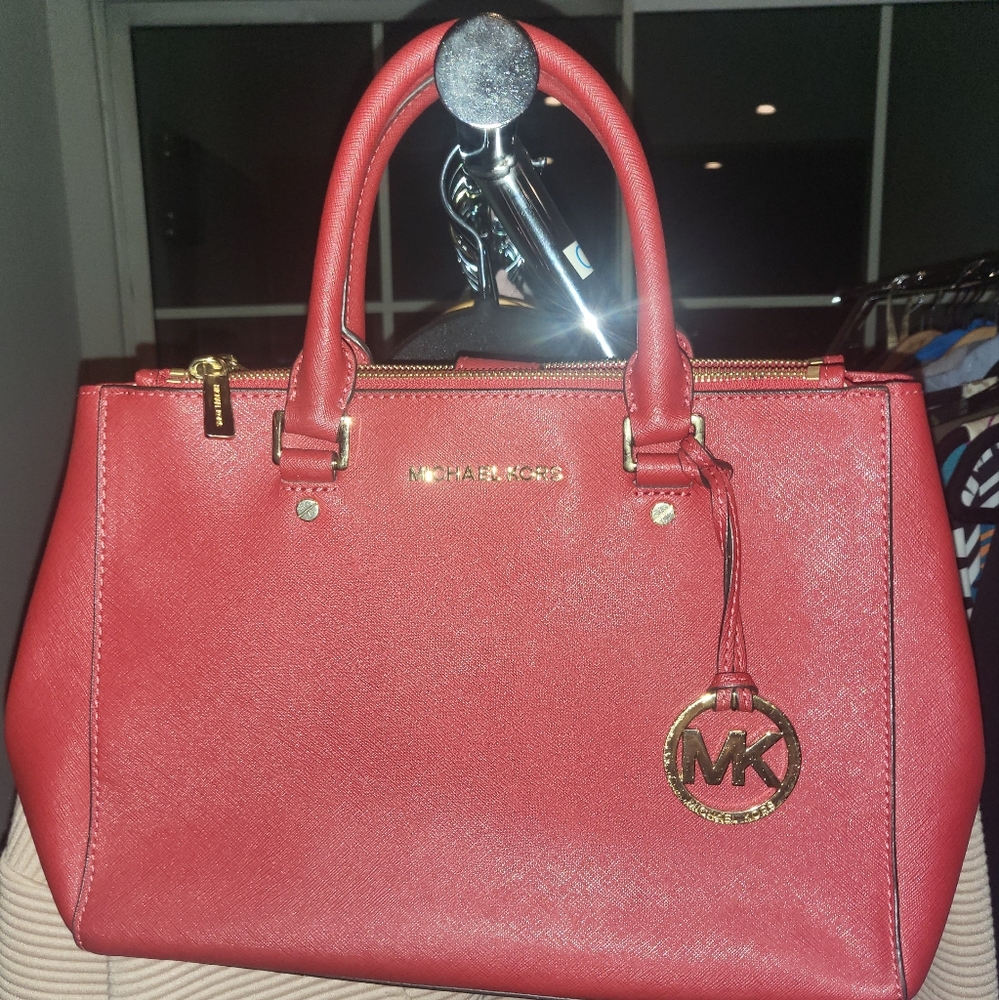 #61 Micheal  Kors red purse - Picture 2 of 9